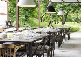 Bassiviere in de Lot-et-Garonne, Frankrijk tafels in restaurant Bassivière Barn Chic 30pluskids