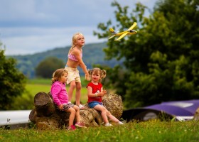 Camping Dun Le Palestel in de Limousin, Frankrijk meisjes Camping Dun-le-Palestel 30pluskids