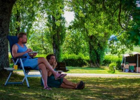 Camping Dun Le Palestel in de Limousin, Frankrijk lekker in de schaduw Camping Dun-le-Palestel 30pluskids