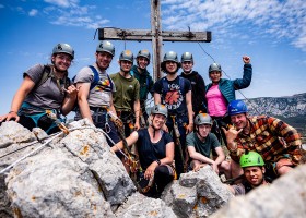 Canigou outdoor op camping Le Rotja in de Pyrenees-Orientales, Frankrijk VIA - stPaul - kruisgroepsfoto Canigou Outdoor op Camping Le Rotja 30pluskids