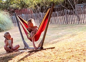 Le Guinot in de Dordogne, Frankrijk meisjes hangmat Gîtes &Table d'hôte Le Guinot 30pluskids