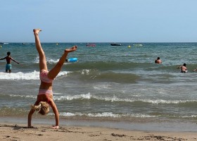 Les Petites Perles in Frankrijk st pierre strand handstand Les Petites Perles 30pluskids