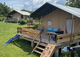 Place de la Famille in de Dordogne, Frankrijk safaritent met glijbaan Glamping Place de la Famille 30pluskids