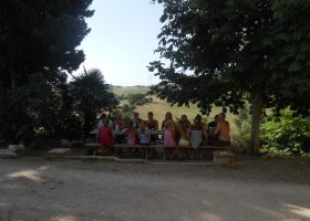 HuisopdeHeuvel in Le Marche, Italie met z'n allen aan tafel Huisopdeheuvel  30pluskids