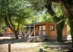 Camping Huttopia Le Moulin, Frankrijk ManuReyboz huisjes hoofd Camping Huttopia Le Moulin 30pluskids