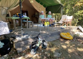 Juliette Tentvakanties Camping Les 3 Cantons in de Tarn-et-Garonne Frankrijk kinderen in kinderstoel Juliette op Les 3 Cantons 30pluskids