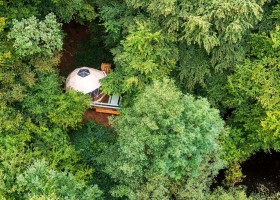 Glamping Auvergne Frankrijk Du Nord vanuit de lucht Glamping Auvergne 30pluskids