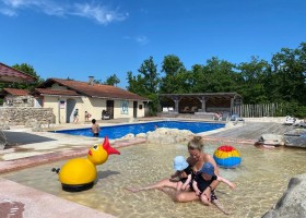 Juliette Tentvakanties Camping Les 3 Cantons in de Tarn-et-Garonne Frankrijk peuterbad Juliette op Les 3 Cantons 30pluskids