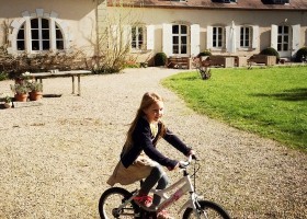 Chateau des Edelins in de Auvergne, Frankrijk kind op fiets Chateau des Edelins 30pluskids