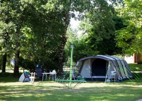 Camping Le Clou in Coux et Bigaroque-Mouzens, Frankrijk klimspin met tent Camping Le Clou 30pluskids