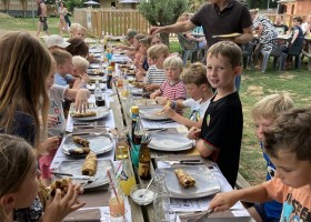 Camping Dun Le Palestel in de Limousin, Frankrijk table d'hotes Camping Dun-le-Palestel 30pluskids