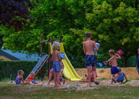 Camping Dun Le Palestel in de Limousin, Frankrijk speeltuin Camping Dun-le-Palestel 30pluskids