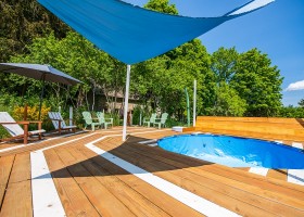 Glamping Auvergne, Frankrijk 4. Zwembad 1 Glamping Auvergne 30pluskids