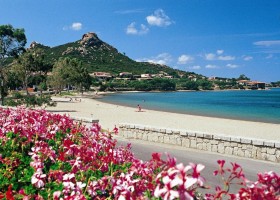 Tritt Case in Sardegna Cala di Falco privestrand Cala di Falco Resort 30pluskids