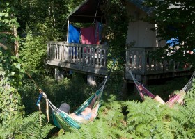 Camping Le Clou in Coux et Bigaroque-Mouzens, Frankrijk safaritent hangmat Camping Le Clou 30pluskids