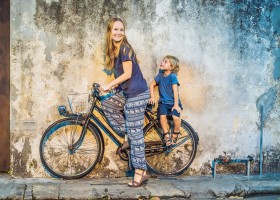 KidsReizen Maleisie-georgetown-moeder-kleuter-streetart-fiets Maleisië - 2 weken vakantiepret 30pluskids