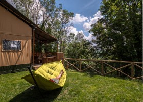 Casale Il Sogno in Umbrie, Italie hangmat bij safari lodgetent Casale il Sogno  30pluskids