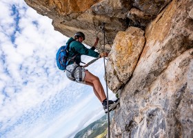 Canigou outdoor op camping Le Rotja in de Pyrenees-Orientales, Frankrijk VIA - stPaul - overhang Canigou Outdoor op Camping Le Rotja 30pluskids