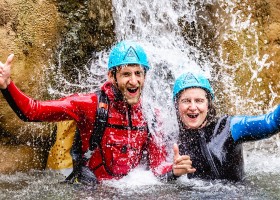 Canigou outdoor op camping Le Rotja in de Pyrenees-Orientales, Frankrijk Galamus - onder waterval Canigou Outdoor op Camping Le Rotja 30pluskids