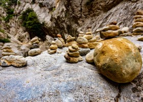 Canigou outdoor op camping Le Rotja in de Pyrenees-Orientales, Frankrijk steenmannetjes Canigou Outdoor op Camping Le Rotja 30pluskids