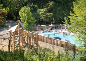 Camping Huttopia Lac de Serre Poncon, Frankrijk zwembad en speeltuin Camping Huttopia Lac de Serre-Ponçon 30pluskids