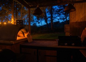 Glamping Auvergne Frankrijk Pizza-oven in de avond Glamping Auvergne 30pluskids