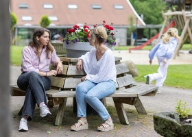 t Keampke in Twente, Nederland kletsen op het bankje n 't Keampke 30pluskids