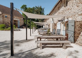 La Bastide in Coussac-Bonneval, Frankrijk terrassen Vakantiedomein La-Bastide 30pluskids