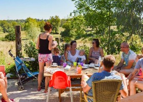 Camping Vallee de Lignac in Lignac, Frankrijk gezellig terras Camping Vallée de Lignac 30pluskids