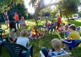 Les Renardieres in de Correze, Frankrijk kampvuur Les Renardières 30pluskids