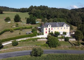 La Saucisserie Gites in de Dordogne, Frankrijk domein met hoofdhuis en tuin La Saucisserie Gites 30pluskids