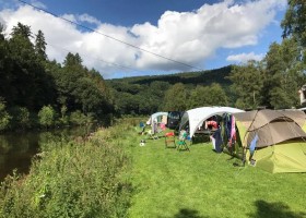 Huttopia Vallee de la Semois Ardennen Belgie kamperen aan rivier Camping Huttopia Vallée de la Semois – Ardennes 30pluskids