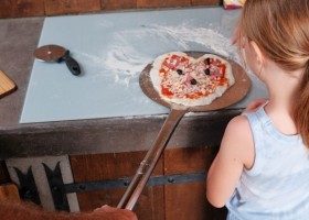 Gites Le Grand Tornage in Evaux les Bains, Frankrijk pizza bakken Gîtes Le Grand Tornage 30pluskids