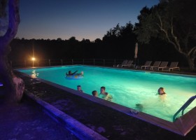 Pian della Bandina in Umbrie, Italie zwembad by night Pian della Bandina 30pluskids