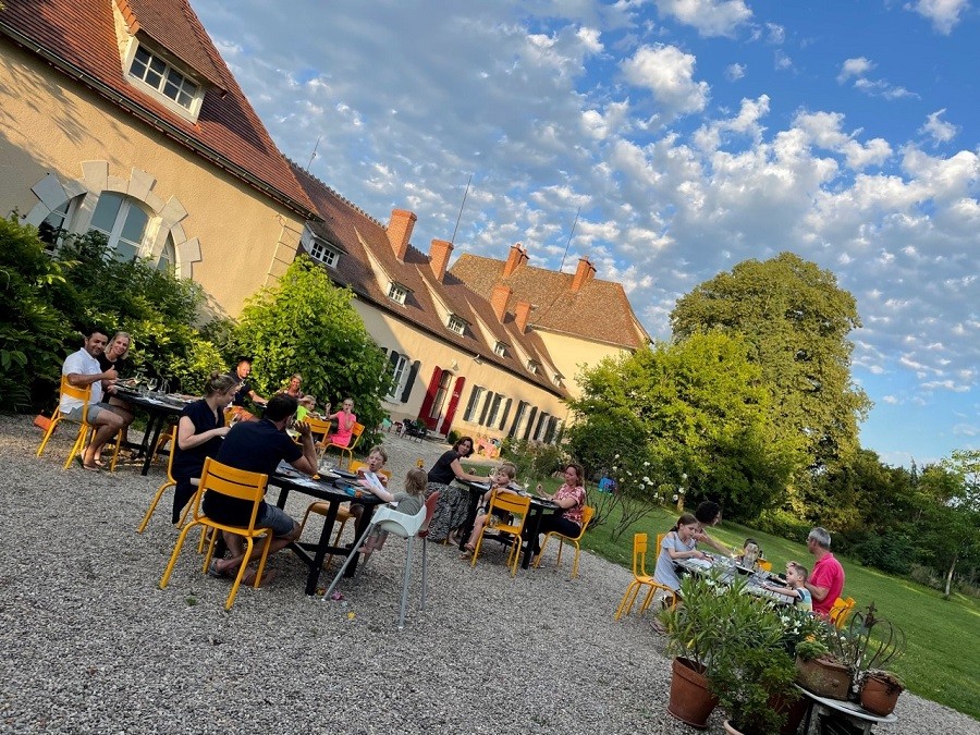 chateau des edelins in de auvergne frankrijk table dhote - 30pluskids