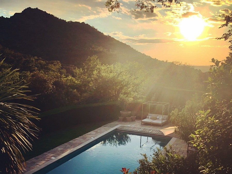 le mouron rouge in zuid frankrijk zwembad bij zonsondergang liggend - 30pluskids