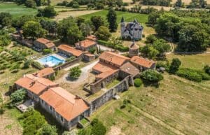 Overzicht van Château Bredurière, een kindvriendelijk vakantiedomein in de Vendée met lodges, gîtes en veel ruimte voor gezinnen.