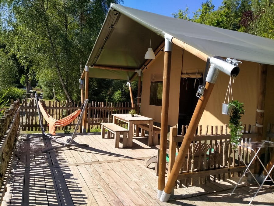 Sfeervolle safaritent met terras en hangmat