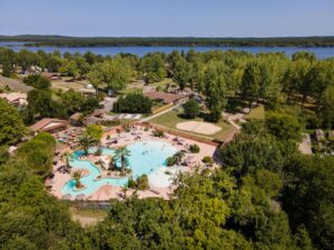 Zwembad en meer bij Huttopia Lac d'Aureilhan Mimizan