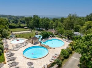 Zwembaden bij Camping Le Clou in Frankrijk