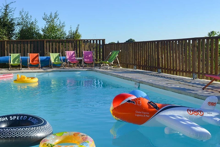 Heerlijk zwembad met speelmateriaal.