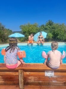 Kindvriendelijk zwembad met uitzicht op het Franse landschap bij Domaine Champeaux