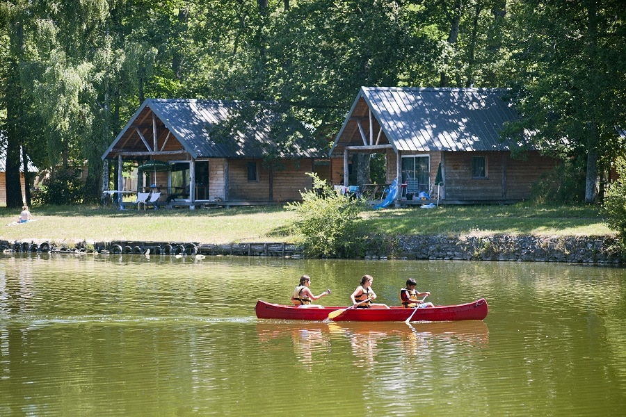 Kanoen op rivier in Frankrijk