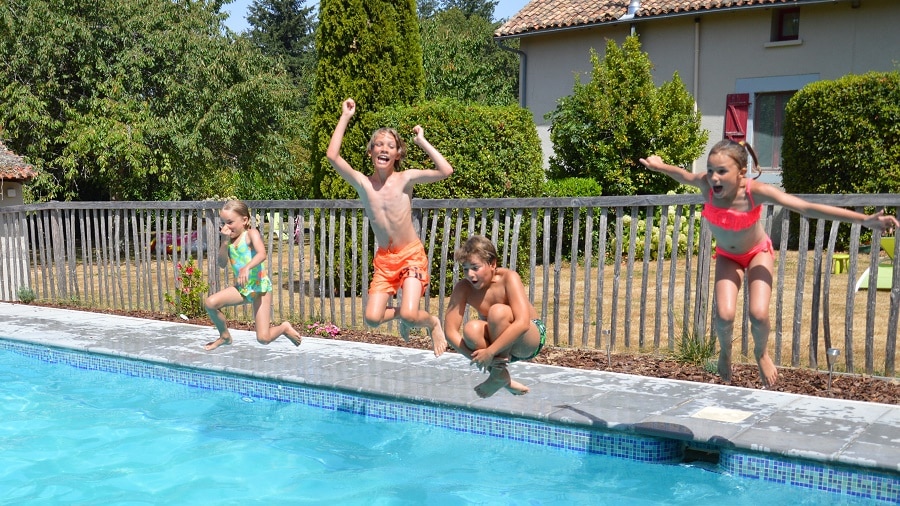 Kinderen vermaken zich in het zwembad