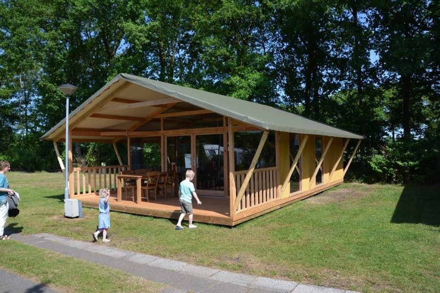 Landrijk De Reesprong glamlodge buitenkant 2 - 30pluskids