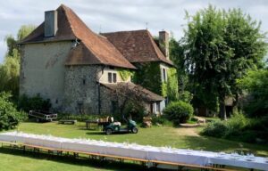 Le Mas d'en Haut in de Creuse hoofdhuis met lange gedekte tafel