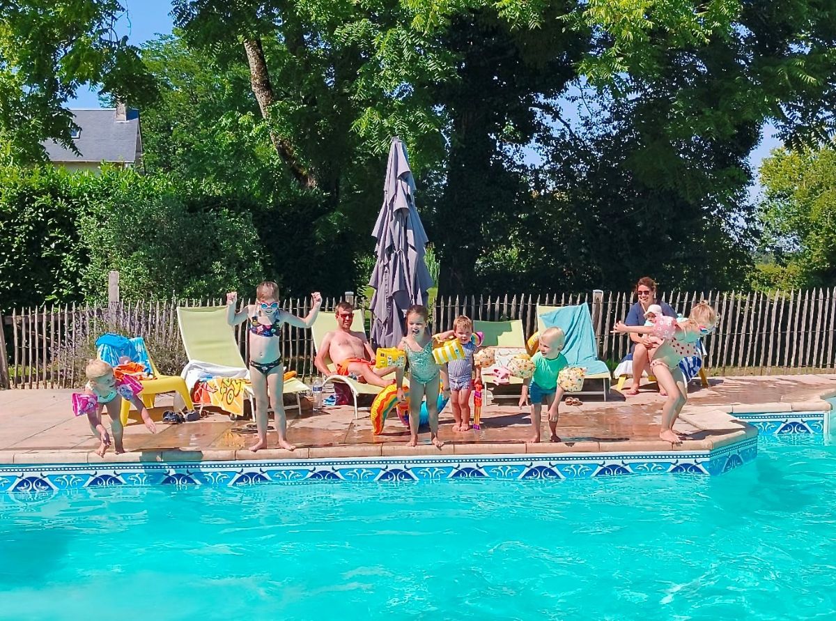 Le Petit Chaillot in Poitou-Charentes, Frankrijk kinderen bij zwembad