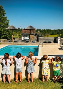 Kindjes bij heerlijk zwembad bij het kleinschalige Mazieras in Zuid-Frankrijk.