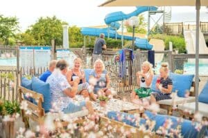 Familie op terras bij RCN La Ferme du Latois in de Vendee