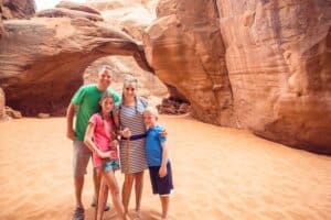 Familie poseert in canyon